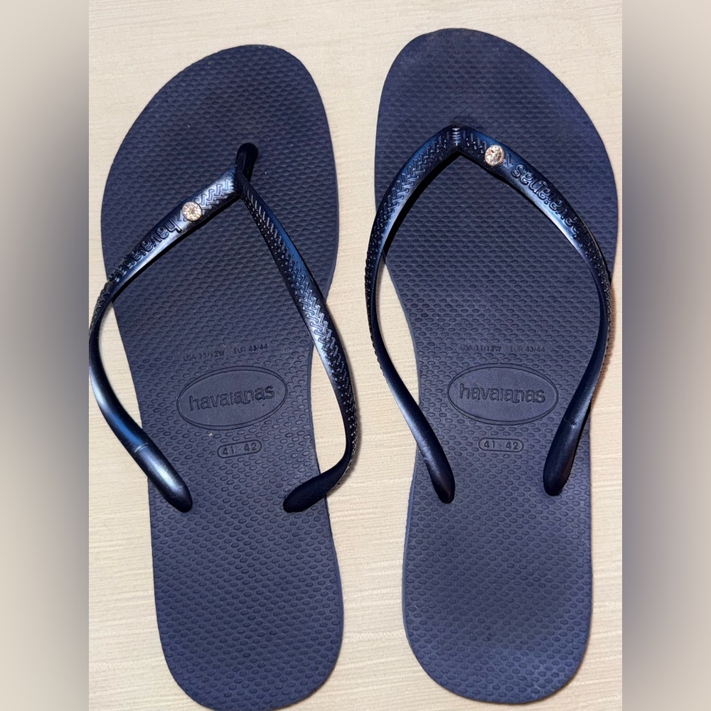 Brand new Dark Blue Havianas size 9-10